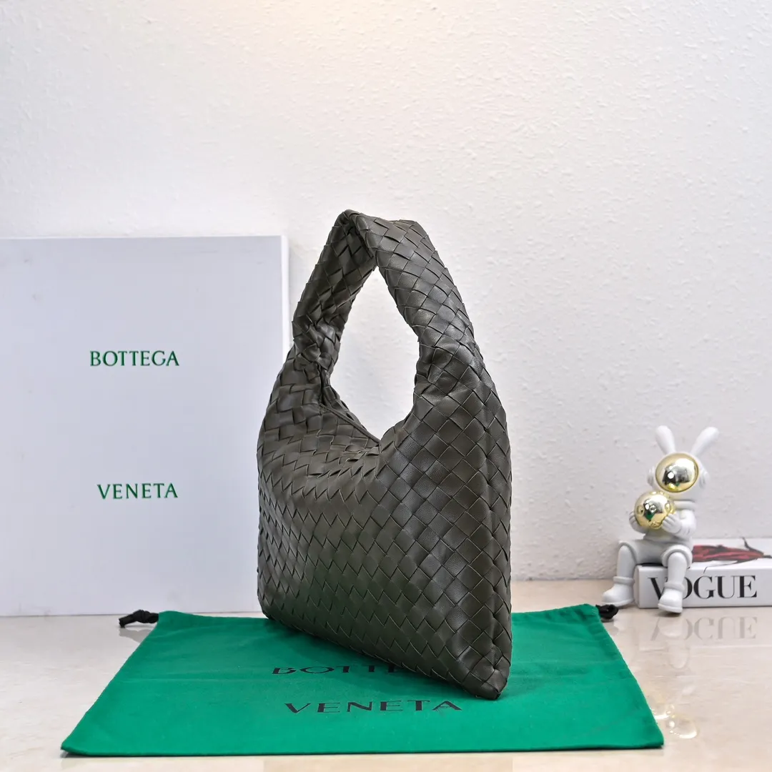 Batch 1860 #Bv new small HOP bag, the bag body and handles are made of a whole piece of woven leather. The bag body is soft and lazy. Hop symbolizes the praise of innovation and eternal craftsmanship [love]. The pyramid silhouette combines practicality and fashion. It is modern and casual. The double-sided closure design of the bag mouth is more convenient and safe! The cowhide texture also makes the bag more wear-resistant and durable. A must-have for fashionable ladies who like minimalism yet comfortable and casual! Size: 41x20.5x7.5, Model: 3966#